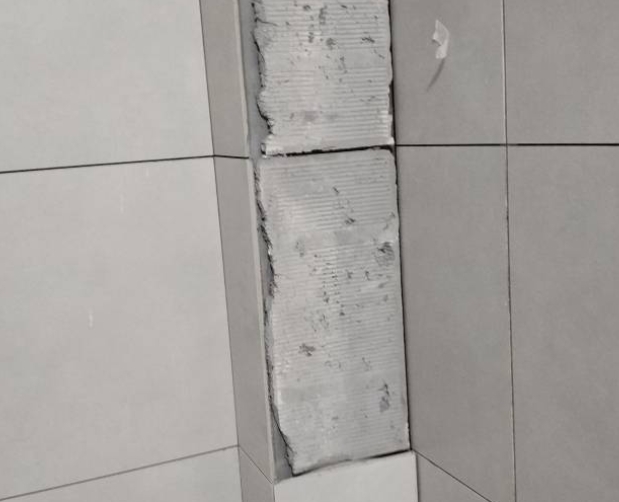 丁青瓷砖空鼓维修公司分享下瓷砖施工前基层浇水润湿程度不足，可能导致以下问题